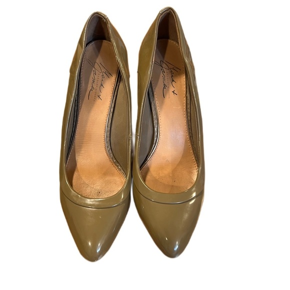 MARK & James - Badgely Mischka • beige patent leather pumps - Picture 2 of 5